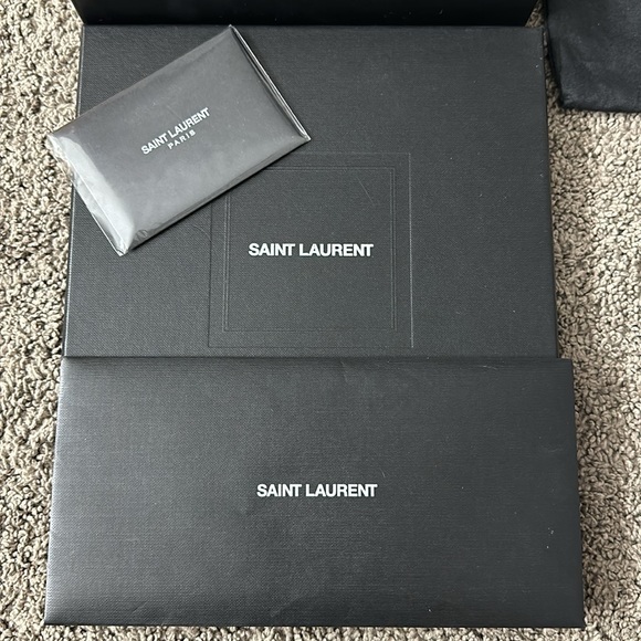 YSL CASSANDRE MATELASSÉ FLAP POUCH IN QUILTED GRAIN DE POUDRE EMBOSSED LEATHER - Picture 4 of 5